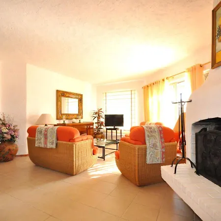 Beautiful With Private Swimming Pool Near The Center Of *